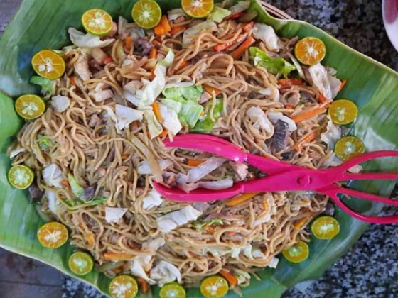 Pancit noodles served on a banana leaf